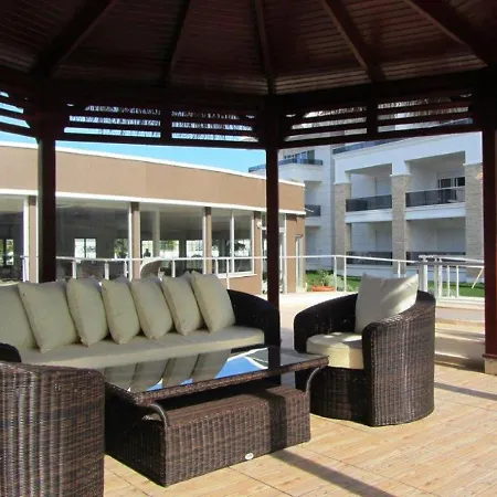 Beautiful In Gated Hill Community シダ